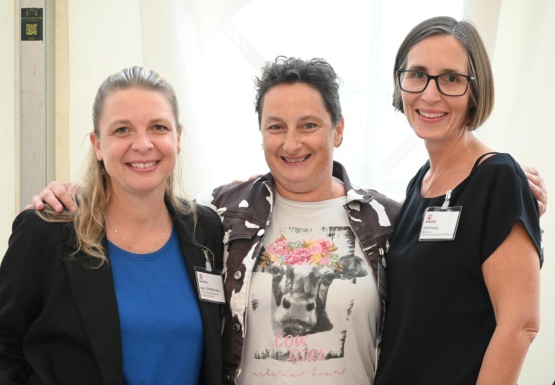 Drei lächelnde Frauen