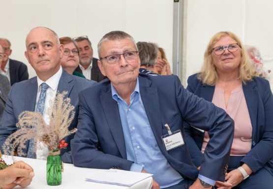 Gruppe v. Menschen sitzend