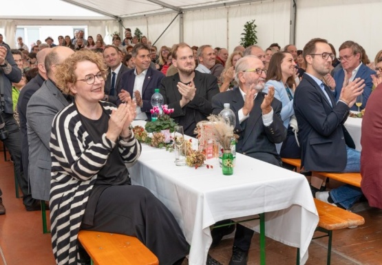 Gruppe von Menschen im Festzelt klatschen
