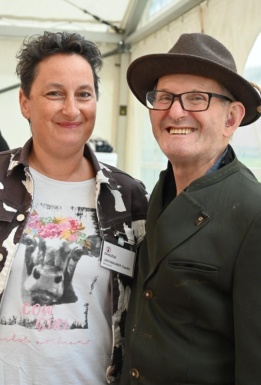 Frau und Mann stehen nebeneinander und lächeln