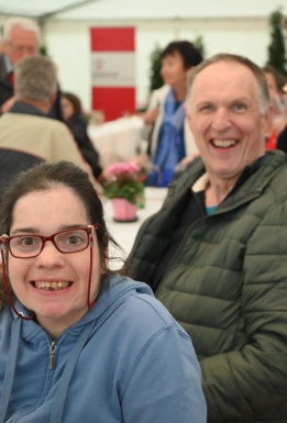 Eine Frau und ein Mann sitzend und lächelnd