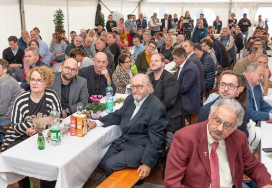 Viele Menschen im Festzelt