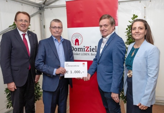 Gruppe von Menschen bei einer Spendenübergabe von der SPÖ