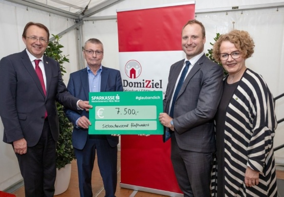 Gruppe von Menschen bei der Spendenübergabe der Sparkasse