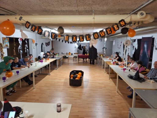 Kellerraum mit Halloweendeko geschmückt