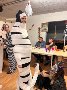 Mann wird als Mumie maskiert