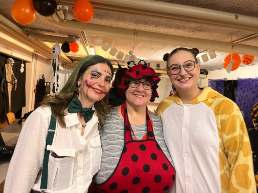 Drei maskierte Personen