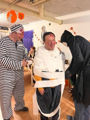 Mann wird als Mumie eingewickelt