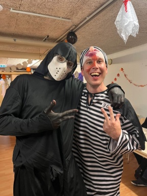 Zwei maskierte Personen