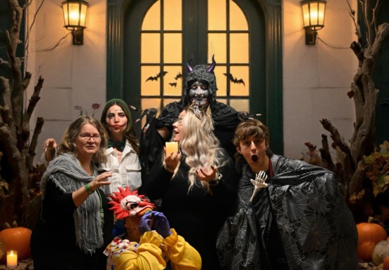 Gruppenfoto mit maskierten Personen