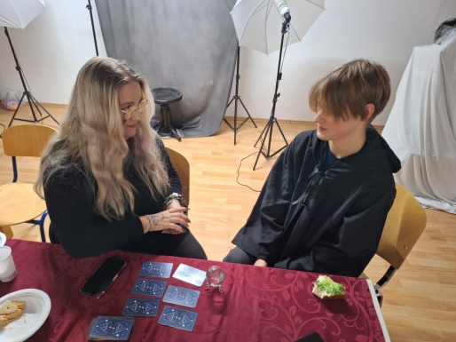 Frau legt einer anderen Person die Karten