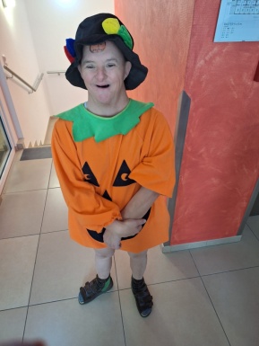 Als Kürbis maskierte Person