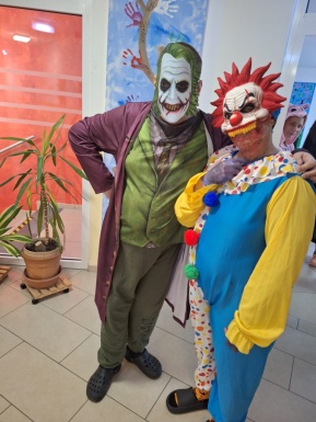 Zwei maskierte Personen