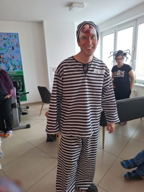 Als Sträfling maskierter Mann