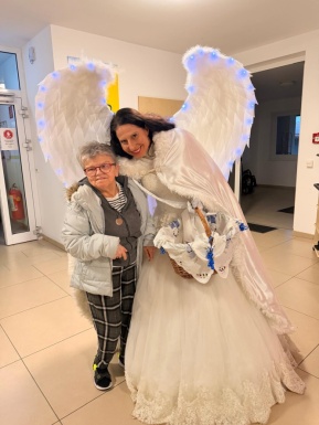 Frau mit Person die als Engel maskiert ist