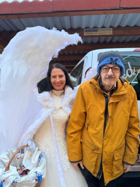 Mann mit Person die als Engel maskiert ist