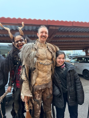 Frau mit demaskierten Krampus und Person die noch verkleidet ist