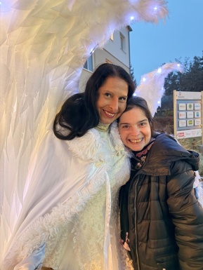 Frau mit als Engel verkleideter Frau