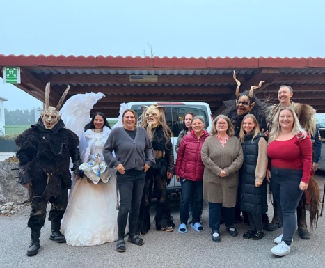 Gruppenfoto mit als Krampus und als Engel verkleideten Personen