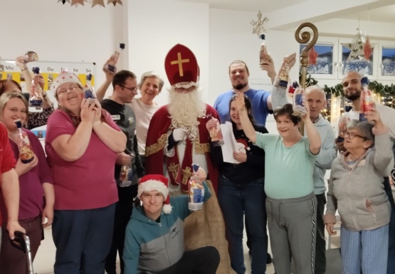 Gruppenfoto mit dem Nikolaus