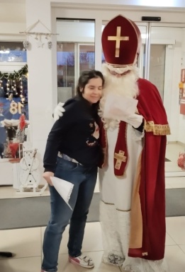 Der Nikolaus legt den Arm um eine Bewohnerin