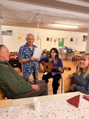 Gruppenfoto von Leuten die miteinander musizieren