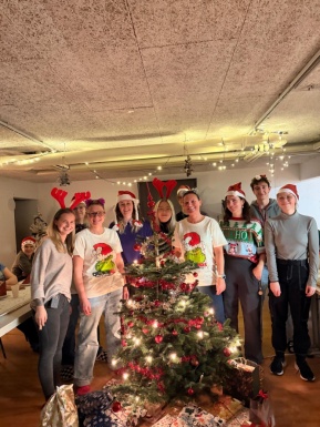 Weihnachtliches Gruppenfoto vor Christbaum