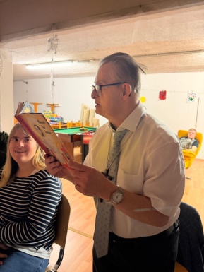 Mann mit Buch in der Hand liest etwas vor