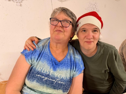 Frau wird freundschaftlich von einem Mann umarmt