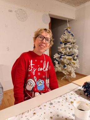 Frau mit Brille und Weihnachtspullover