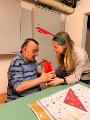 Mann bekommt ein Geschenk von einer Frau &uuml;berreicht