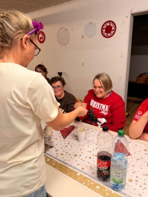 Frau &uuml;berreicht einer Bewohnerin ein Geschenk