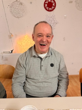 L&auml;chelnder Mann