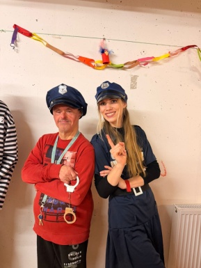 Mann und Frau als Polizei verkleidet