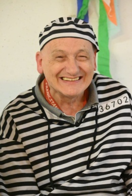 Mann als Str&auml;fling verkleidet