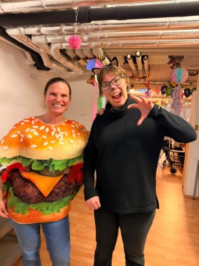 Zwei Frauen als Burger und Katze verkleidet