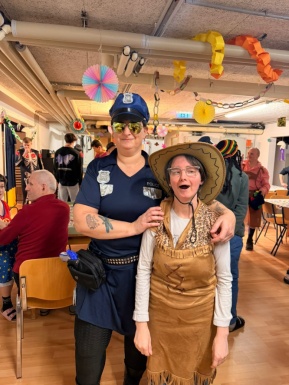 Zwei Frauen als Cowgirl und Polizistin verkleidet