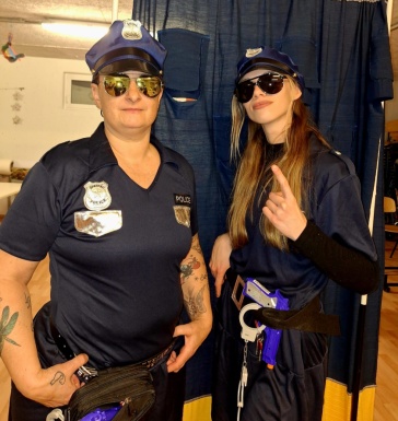 Zwei Frauen als Polizistinnen verkleidet