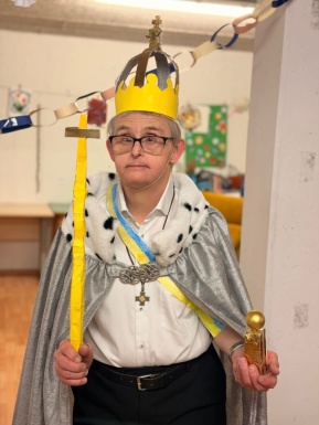 Mann mit Krone und Zepter