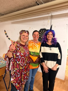 Gruppenfoto von drei Frauen die lustig verkleidet sind