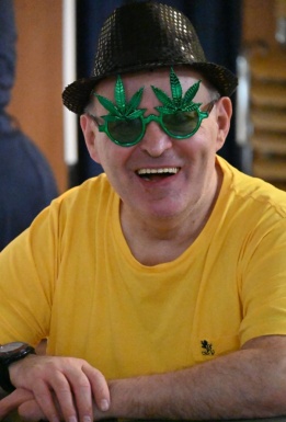 Mann mit Brille und Hut verkleidet