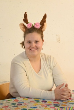 Frau mit Geweih und Blumen in den Haaren