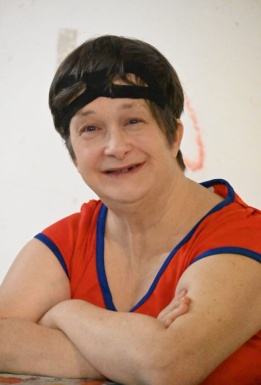 Frau mit Haarband l&auml;chelt