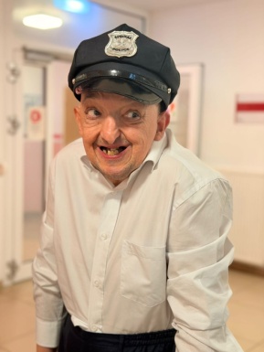 Mann mit Polizeihut l&auml;chelt