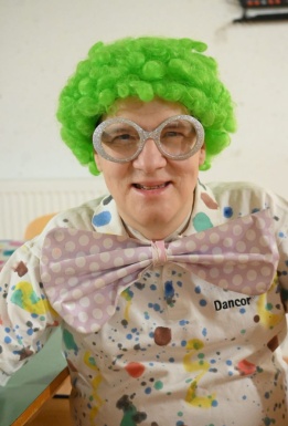 Mann mit gr&uuml;ner Clown Per&uuml;cke