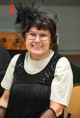 Frau mit schwarzen Blumen in den Haaren