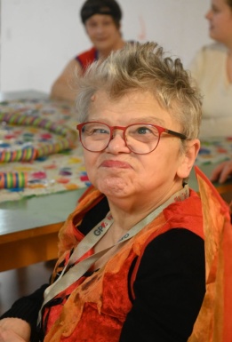 Frau mit Brille und orangem Gewand