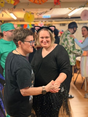 Zwei Frauen in Schwarz auf der Tanzfl&auml;che