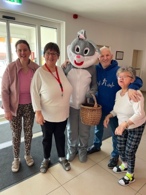 Gruppenfoto mit dem Osterhasen