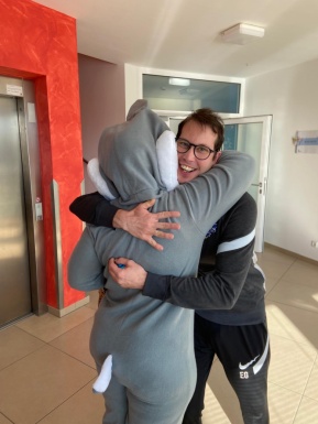 Mann umarmt den Osterhasen